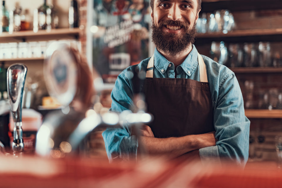 Barman derrière un comptoir de bar