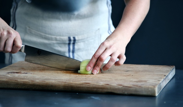 Cuisinière en train de découper un onion