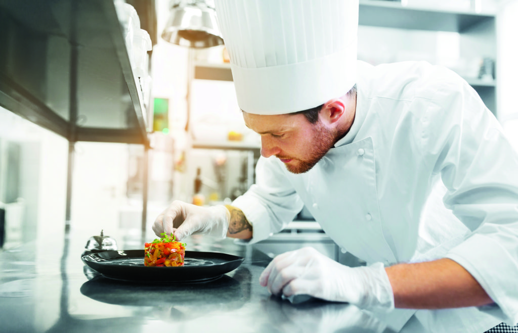 Cuisinier en train de dresser un plat