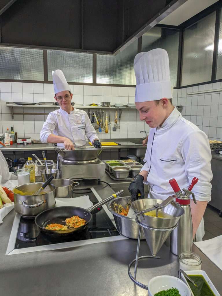 Apprentis cuisiniers en cuisine